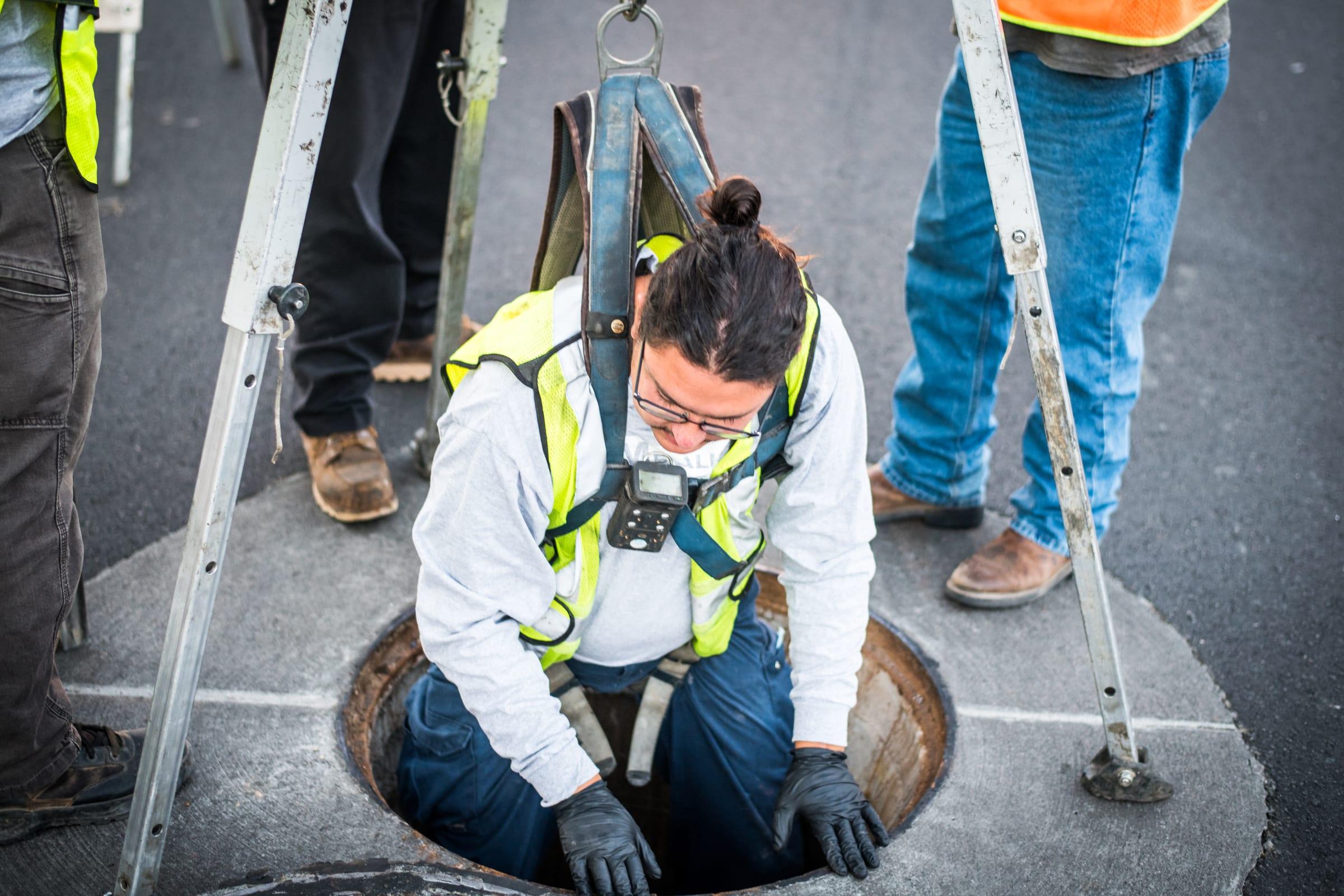 Tripod confined space entry through a manhole